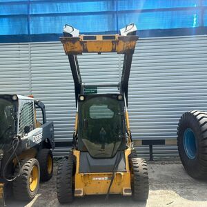 ПИ505399 Продажа Фронтальный погрузчик John Deere 318D порт. № 11; Фронтальный погрузчик John Deere 318D порт. № 12