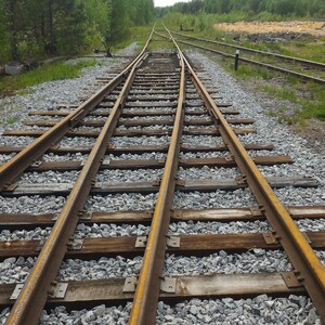 Регулировка и разгонка стыковых зазоров железнодорожных путей