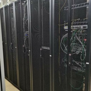Шкафы серверные APC by Schneider Electric NetShelter SX 48U 19’’