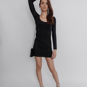 Платье короткое черное «Дерби» из эластичной бархатистой ткани