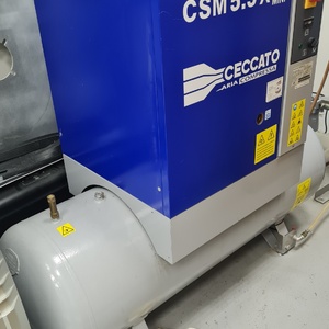 Компрессорная установка, тип: Ceccato CSM 5XM 200L 400/50, серийный номер CAI317633. Производительность: 470 л/мин   Рабочее давление 10 бар  Мощность двигателя: 4 кВт